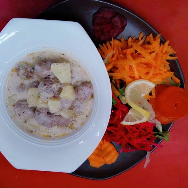 Öğle Yemeklerimiz; Mini Küp Patatesli Ekşili Köfte, Karalahana & Havuç & Iceberg Salata