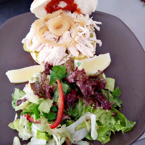 Öğle Yemeklerimiz; Tavuk Tiftik Burger, Akdeniz Salatası